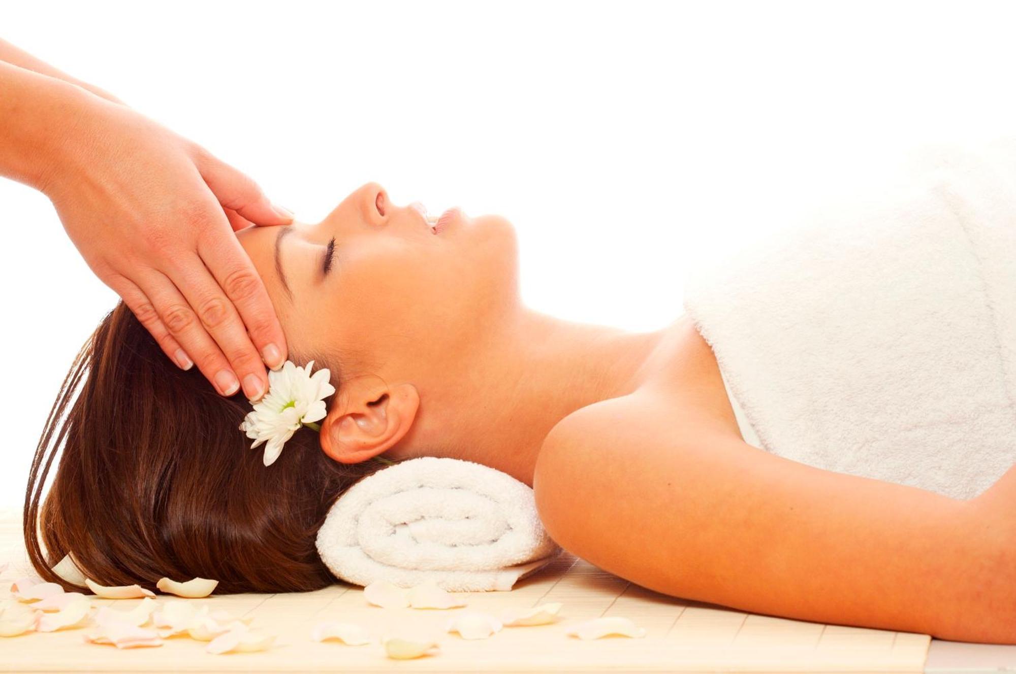 Troia Design Hotel Ngoại thất bức ảnh A woman receiving a head massage