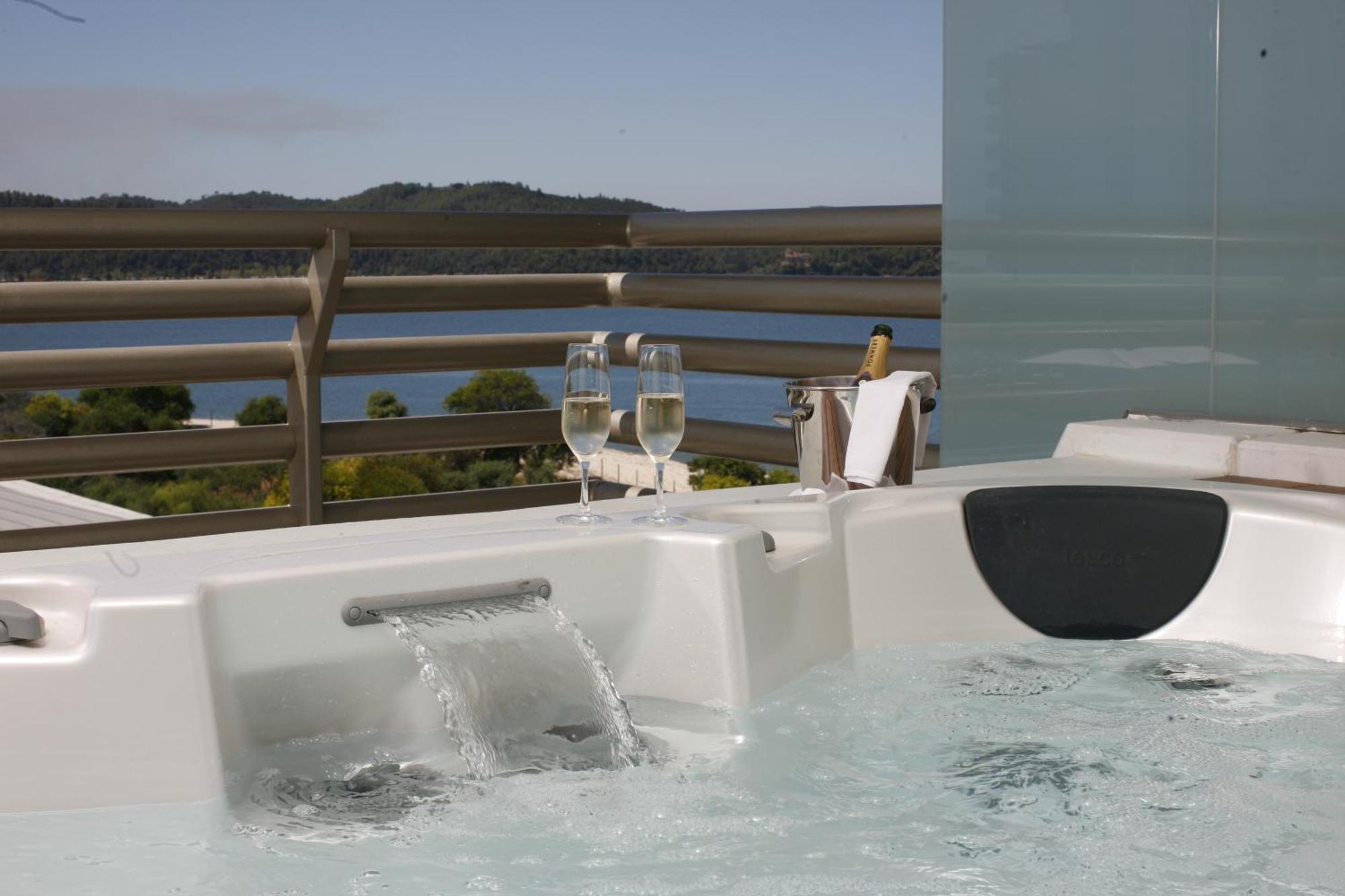 Troia Design Hotel Ngoại thất bức ảnh A hot tub