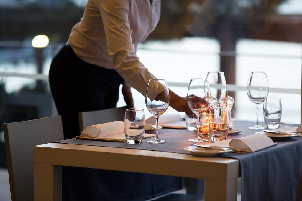 Troia Design Hotel Ngoại thất bức ảnh A restaurant hostess seating guests
