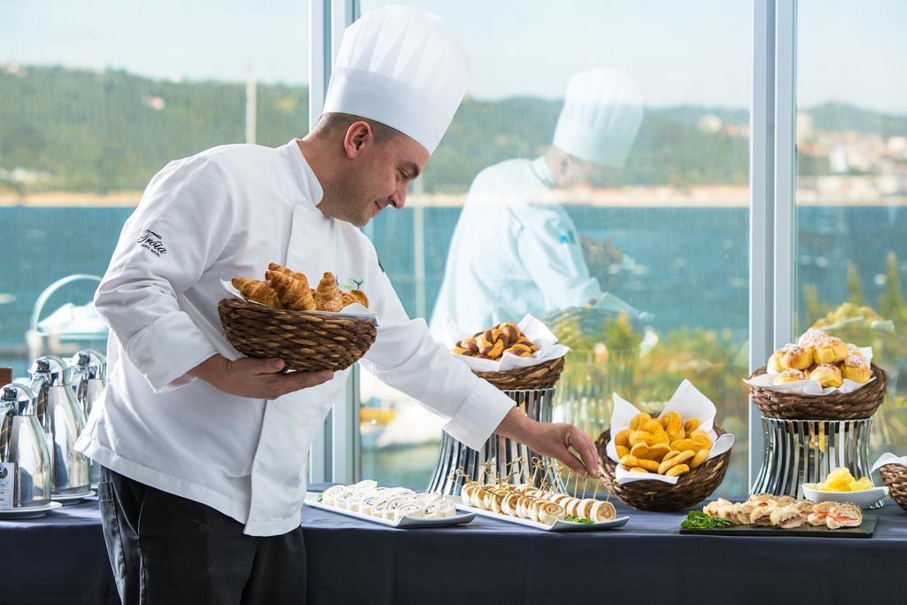 Troia Design Hotel Ngoại thất bức ảnh A chef preparing a buffet