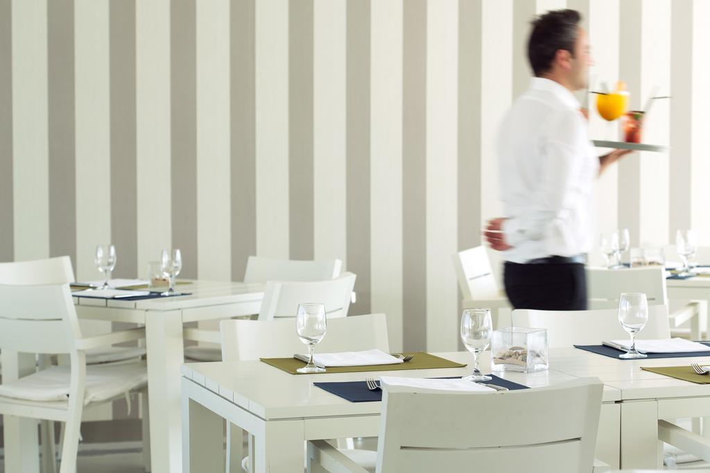 Troia Design Hotel Ngoại thất bức ảnh A waiter serving drinks